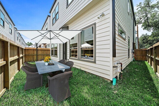 Building Photo - 8414 Vogue Ln