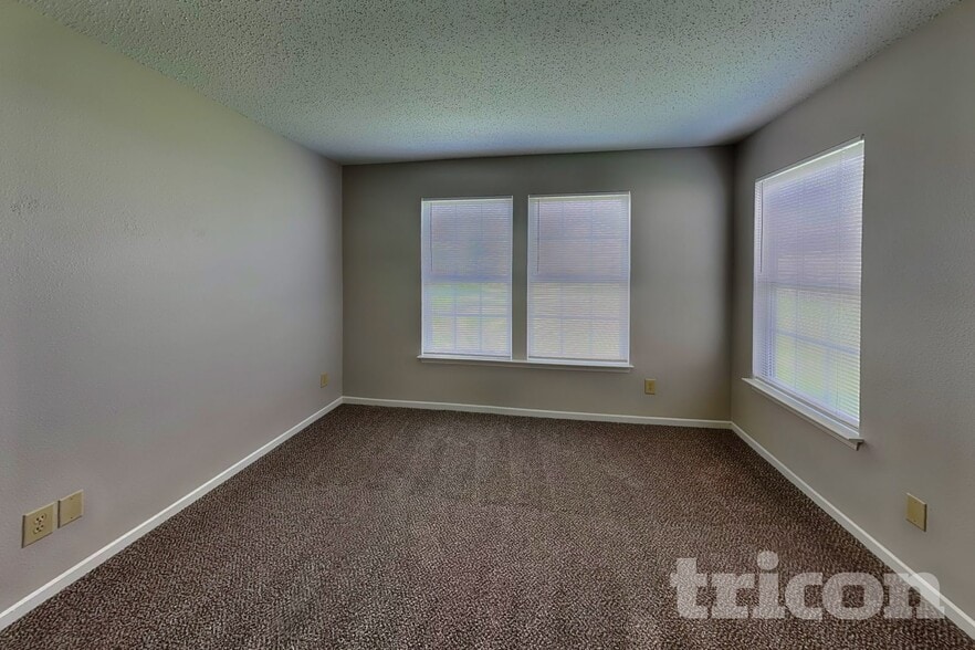 Building Photo - 746 Streamside Dr