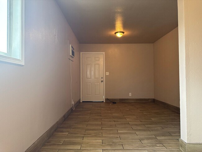 Building Photo - N Hamilton Ave