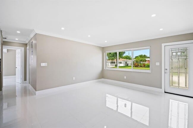 Building Photo - 121 Almar Dr