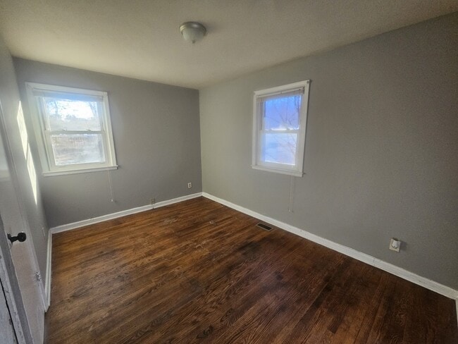 Building Photo - 307 Best St