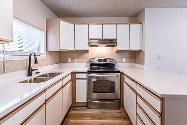 Building Photo - Renovated Charming 2-Bedroom Duplex