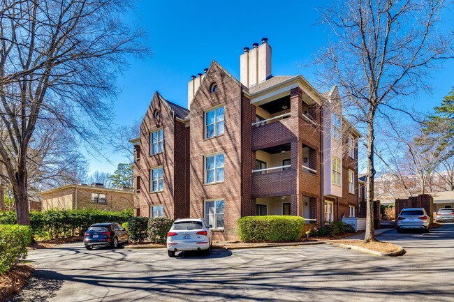 Building Photo - Hard to find Myers Park 2 bed 2 bath 1st f...