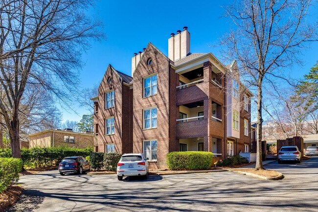 Building Photo - Hard to find Myers Park 2 bed 2 bath 1st floor Gem!