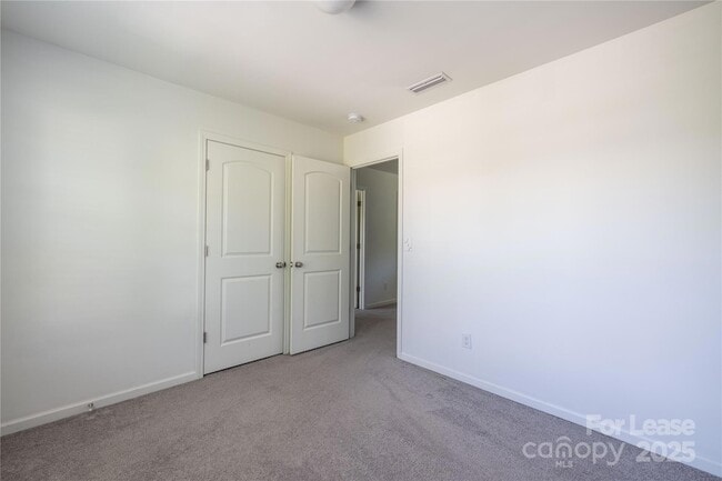 Building Photo - 710 Yorkshire Dr