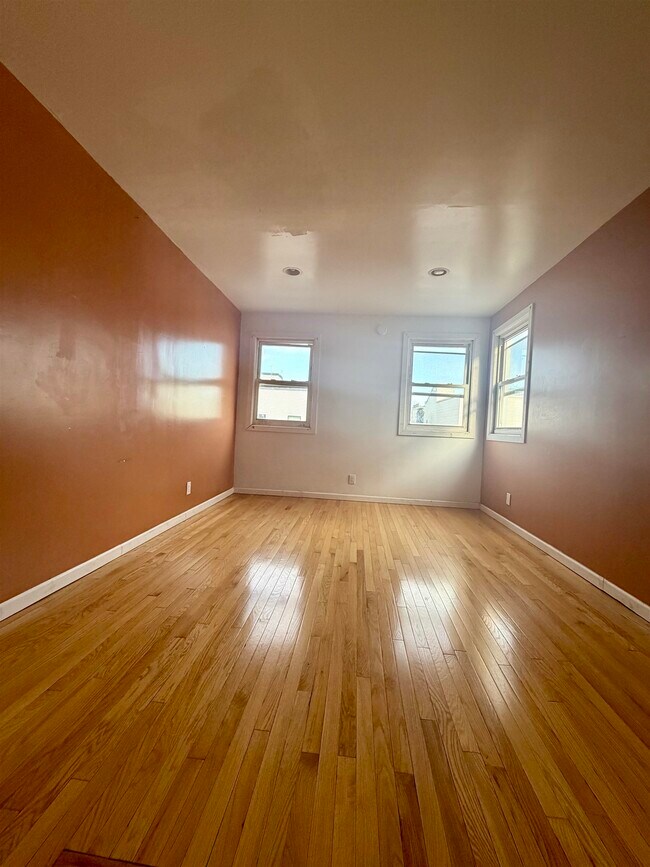 Building Photo - 206 Hancock Ave