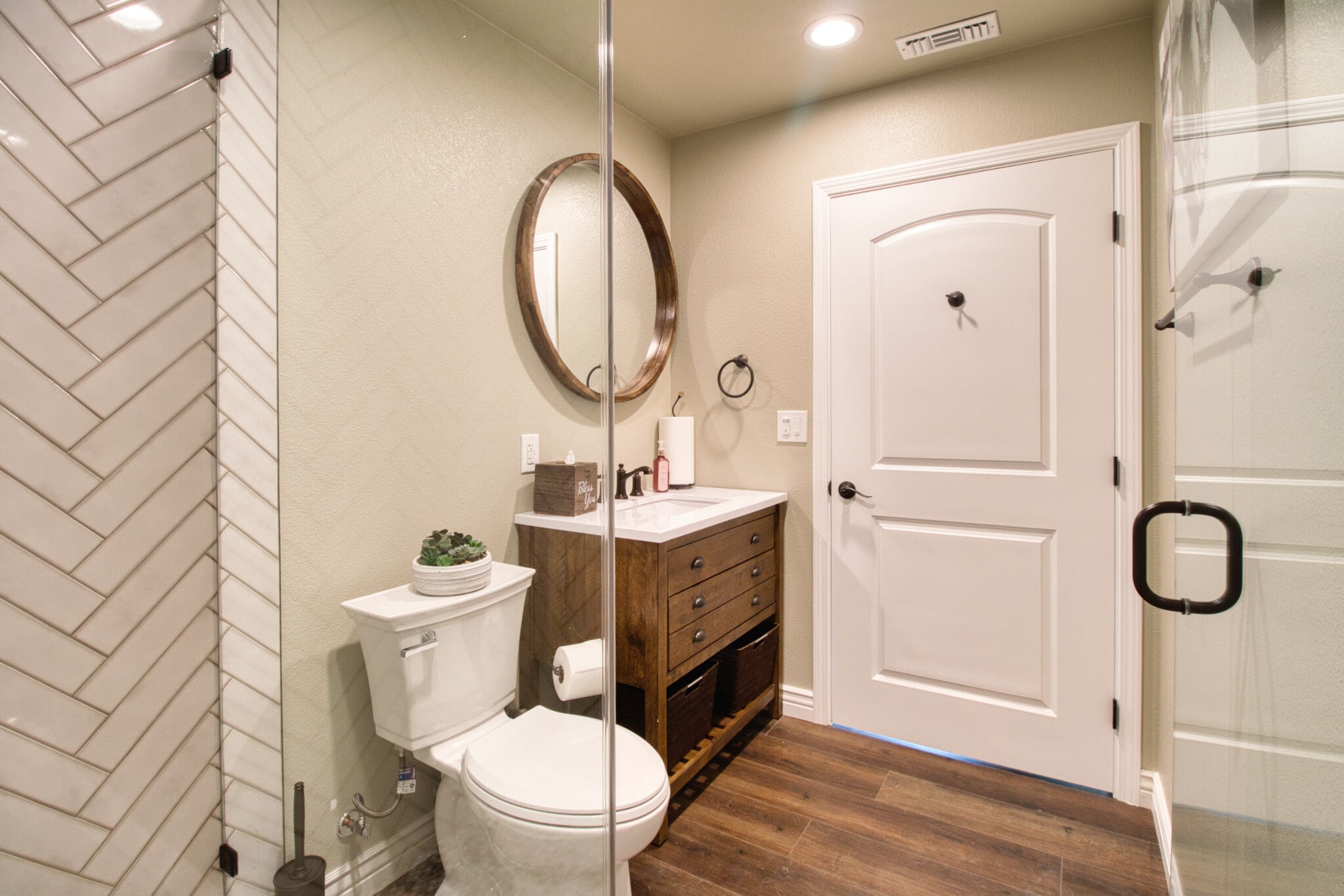 Full Bathroom - 15671 Ridgeway Ave