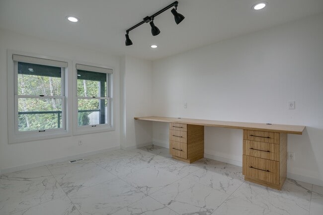 Building Photo - Stunning 5 Bedroom Juanita Bay Home For Rent!