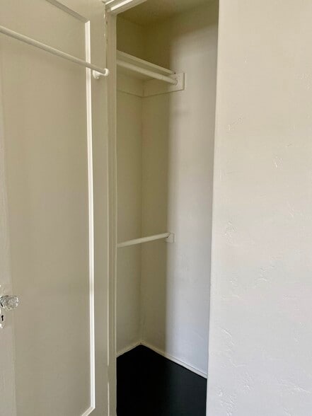 closet 1 - 1044 N Crescent Heights Blvd