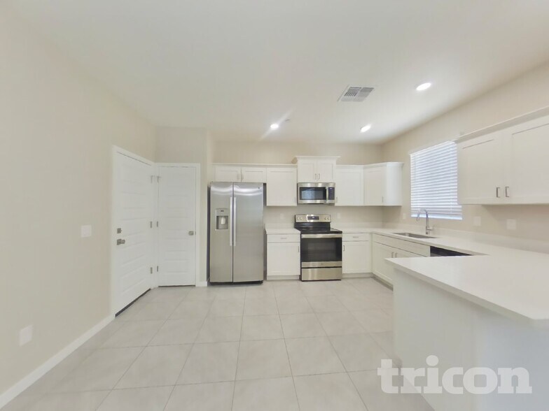 Building Photo - 4548 E Grandview St