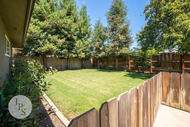 Building Photo - Fresno Eastside Home, 3BR/2BA, Near CSUF –...