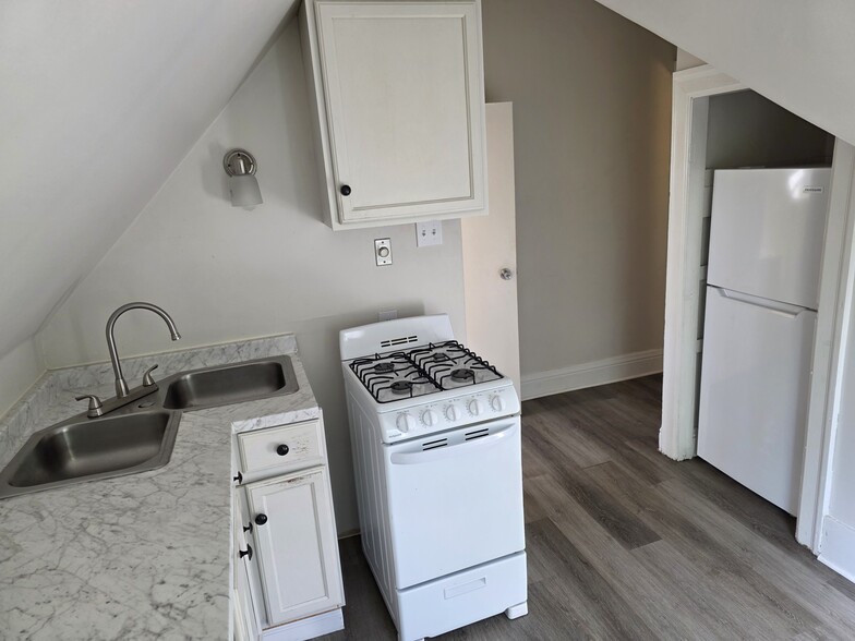 Building Photo - 11 N Linwood Ave