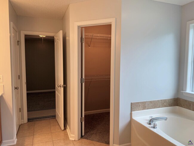 Building Photo - 110 Amber Dr