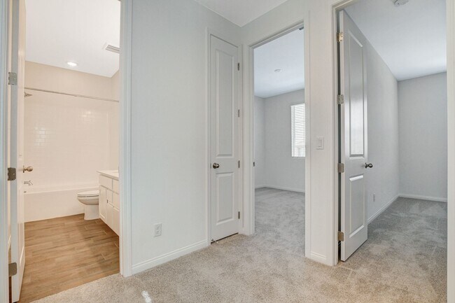 Building Photo - Newly built Home, gated