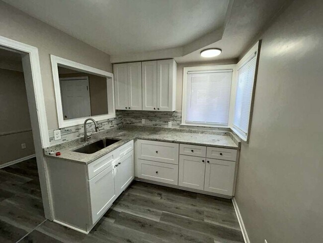 Building Photo - New Renovated 3 Bedroom Bungalow