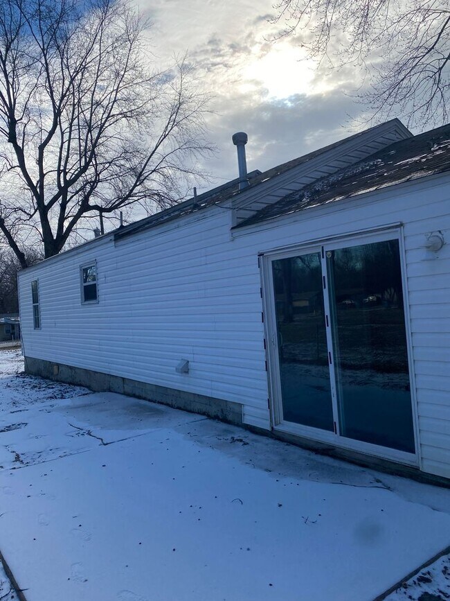 Building Photo - 601 N Fulbright Ave