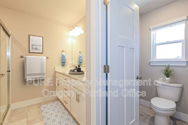 Building Photo - 504 NE Trillium Dr