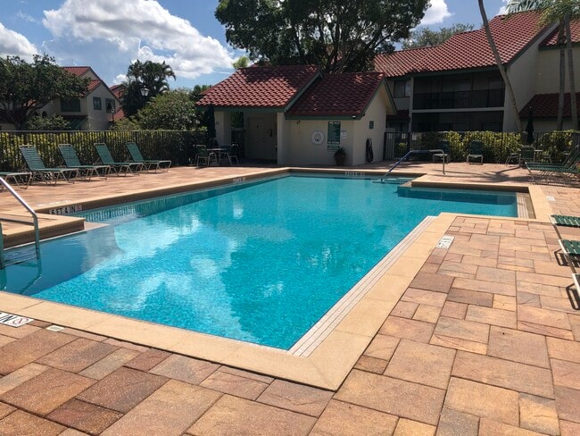 Building Photo - 7 Lexington Ln E