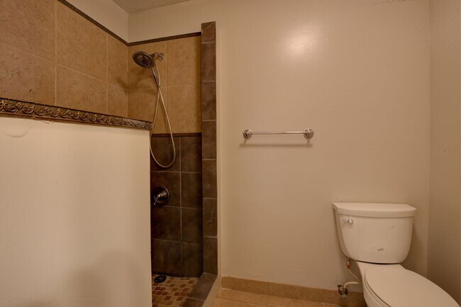 Building Photo - Two Bedroom Condo near downtown Fairhope!