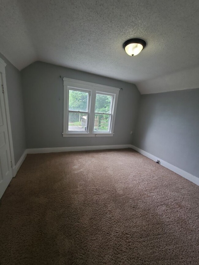 Building Photo - 2 Bedroom 1 Bath House in Moline