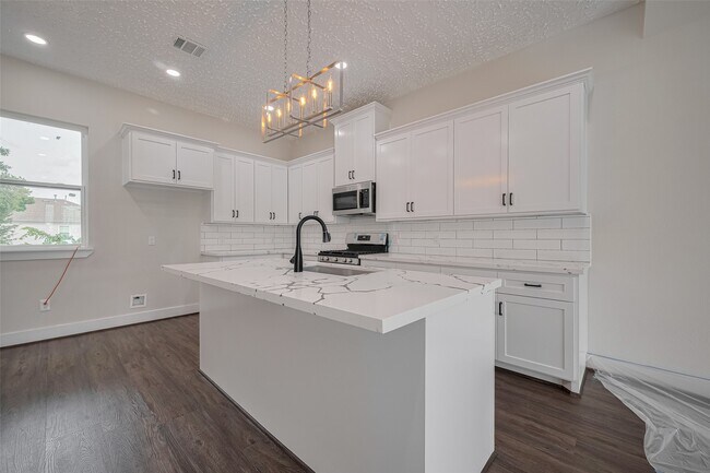 Building Photo - 2206 Hoskins Dr
