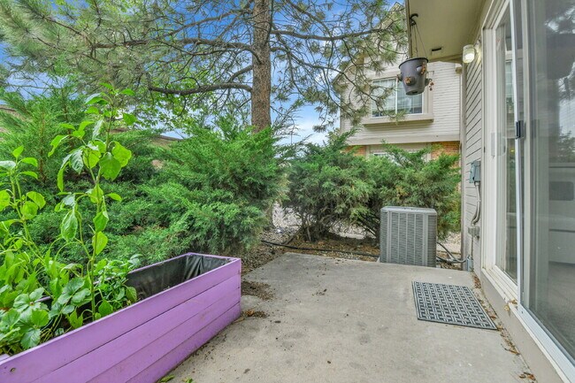 Building Photo - $1,775 - 2 Bed, 2.5 Bath End Unit in Auror...