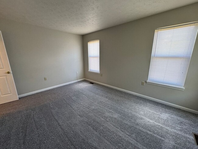 Building Photo - Eagle Creek 3 Bed 2.5 Bath