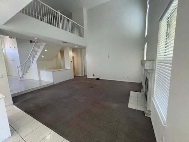 Building Photo - FANTASTIC SPACIOUS HOME LOCATED IN GATED C...
