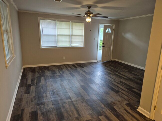 Building Photo - 3314 Oakridge Dr