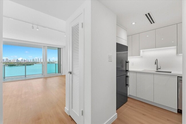 Building Photo - 1000 West Ave