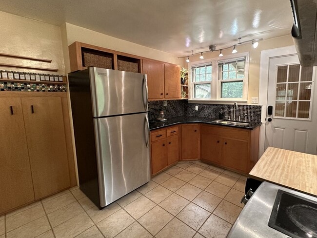 Building Photo - 3 bedrooms, 1.5 bath