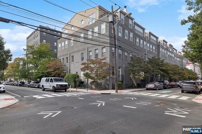 Building Photo - 1034 Clinton St