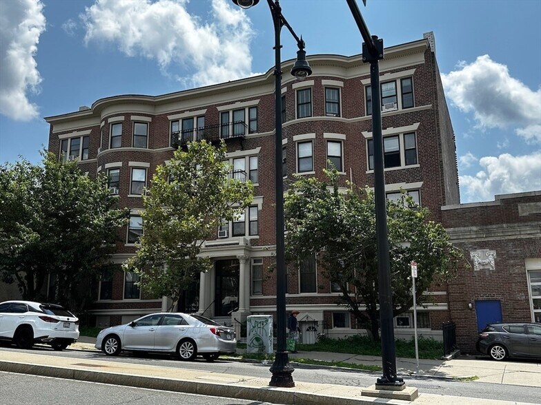 Primary Photo - 1690 Commonwealth Ave