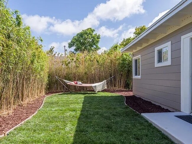 Building Photo - Cute Cottage in Belle Haven, Updated Interior, Remodeled Kitchen, Private Backyard!