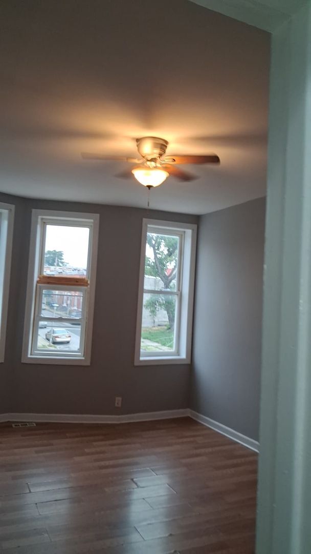 Building Photo - Three Bedroom One Bathroom Ready For ASAP Move In