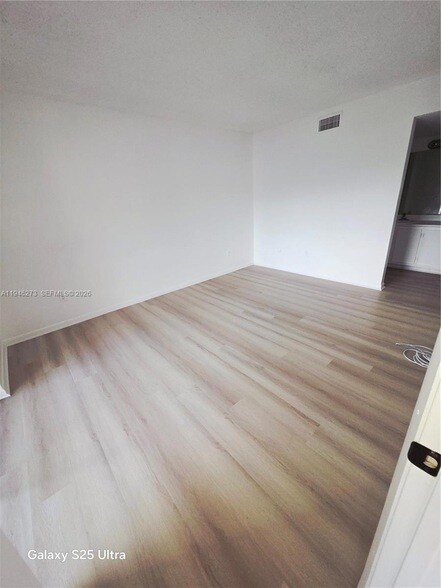 Building Photo - 20130 NE 3rd Ct