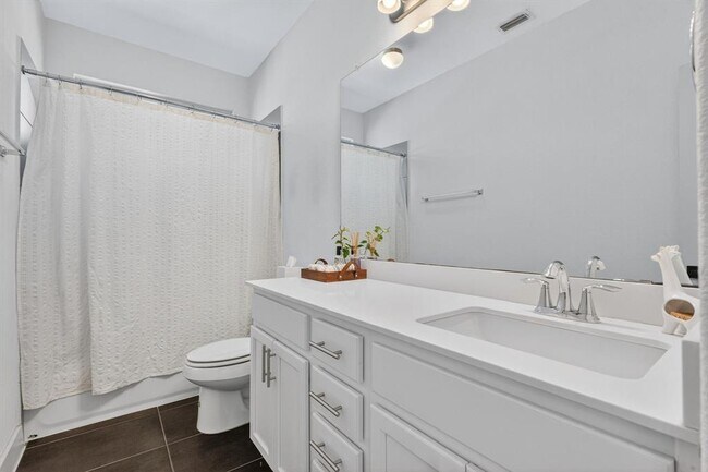 Building Photo - 2206 Hermia St