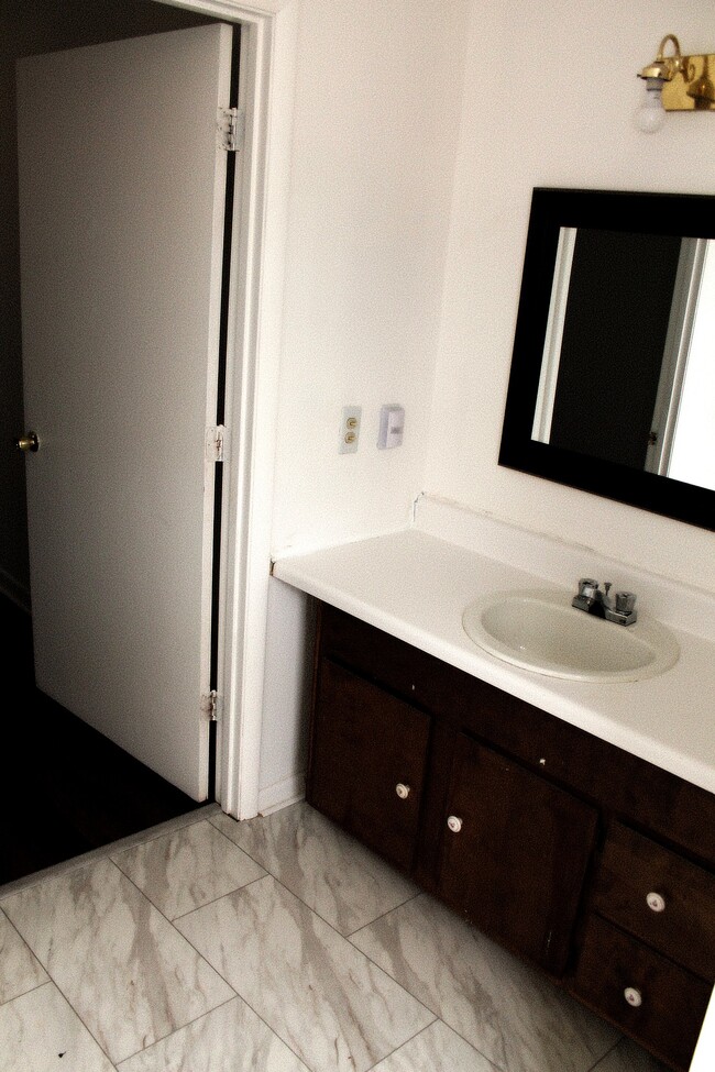 Building Photo - 209 East Ave