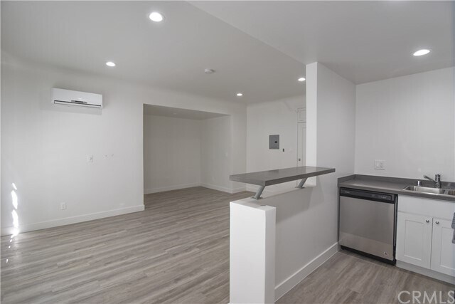 Building Photo - 121 S Elm Dr