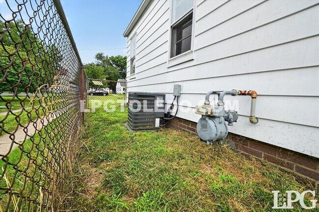 Building Photo - 3540 Bellevue Rd