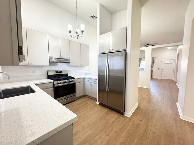 Building Photo - COMING SOON!!! Lovely 3 Bedroom / 2 Bath Apartment in Cathedral City!