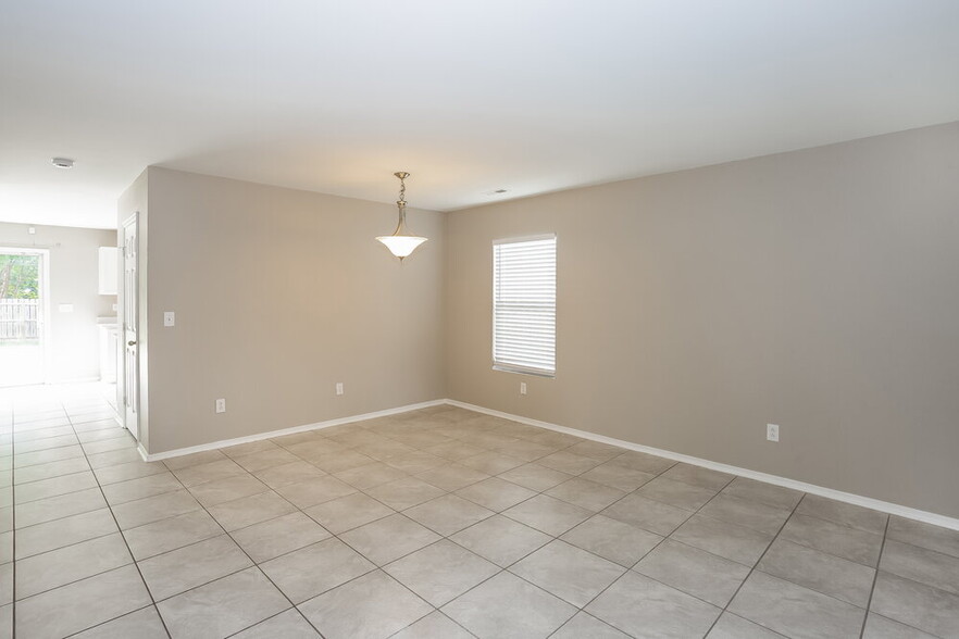 Building Photo - 4024 Larkhaven Village Dr