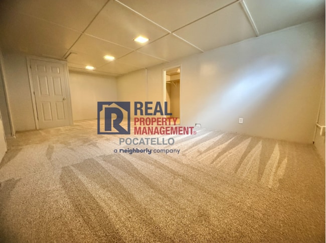 Building Photo - 3 Bedroom 1 Bath Apartment - newly remodeled