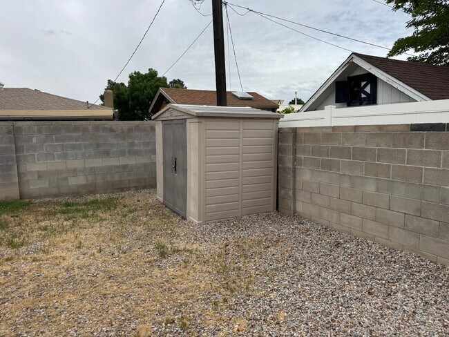 Building Photo - Centrally Located 3bed 2bath!