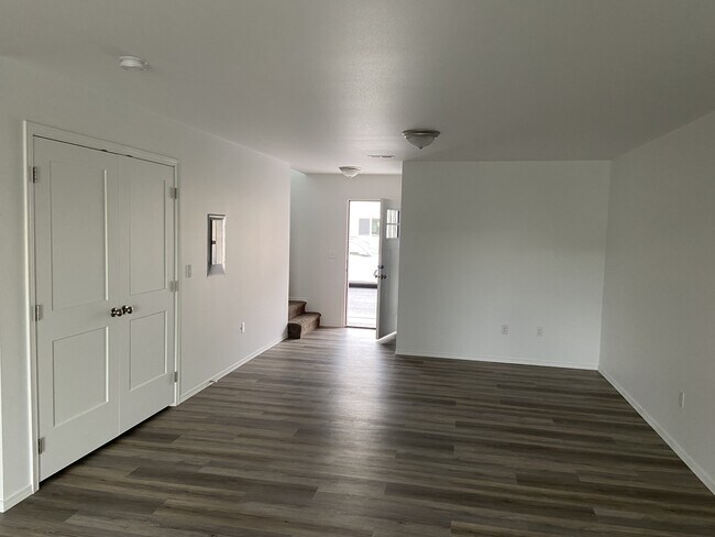 Building Photo - 2829 W Marina Dr