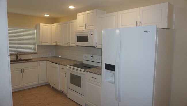 Building Photo - 213 Foxwood Dr