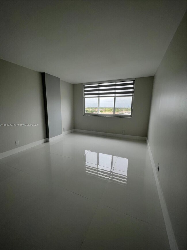 Building Photo - 4200 Hillcrest Dr