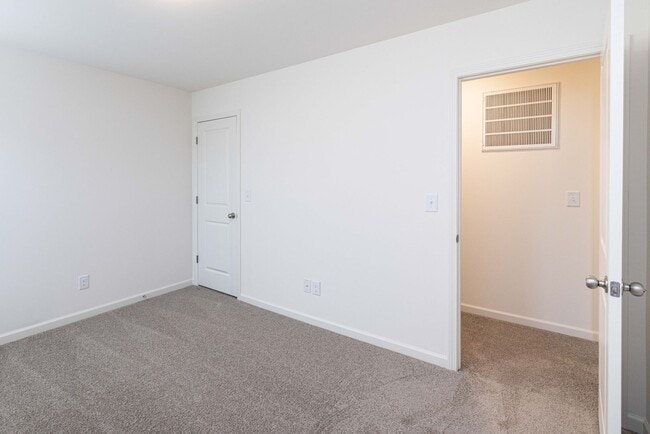 Building Photo - BEAUTIFUL 3bd/2.5bth Paired Home near I-40 and I-77 Georgetown community in Statesville