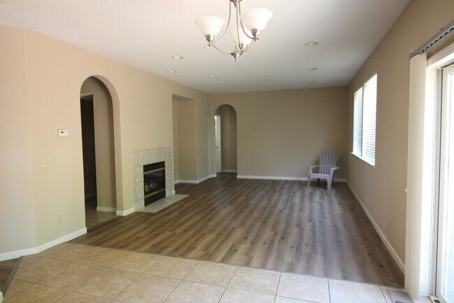 Building Photo - 4 Bedroom Home in Cloverdale
