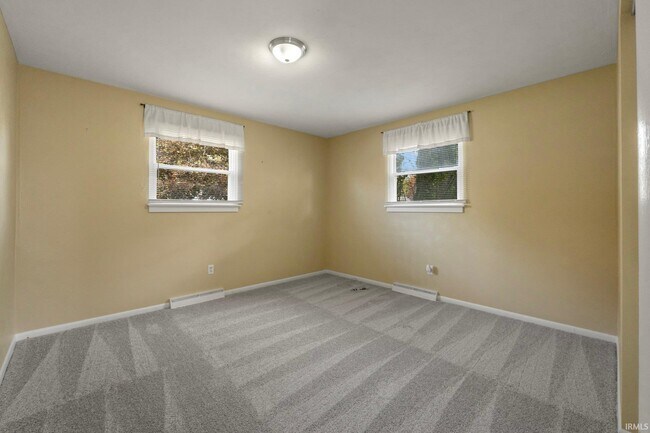 Building Photo - 2221 Graham Dr